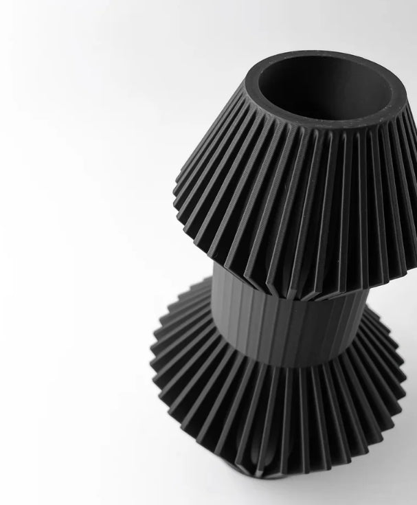 Vase „Anter“ – Skulpturales Design trifft auf grafische Klarheit