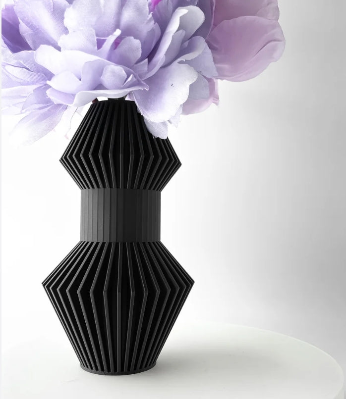 Vase „Anter“ – Skulpturales Design trifft auf grafische Klarheit