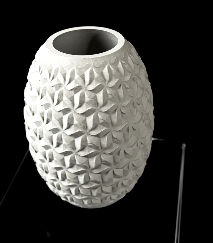 Vase „Distar Flower Vase" – Geometrische Harmonie
