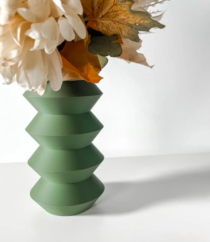 Vase „Huso“ – Geometrie in Bewegung