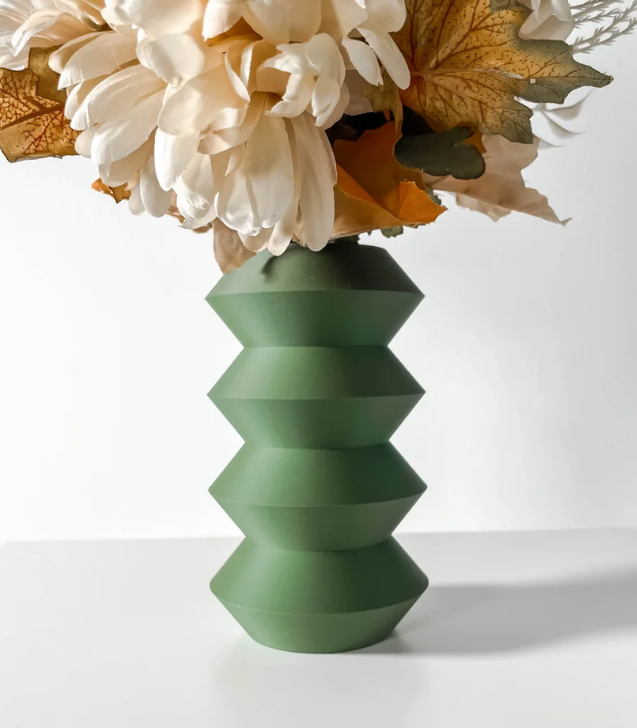 Vase „Huso“ – Geometrie in Bewegung