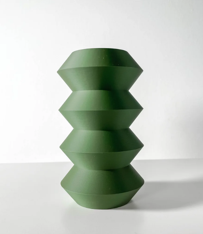 Vase „Huso“ – Geometrie in Bewegung