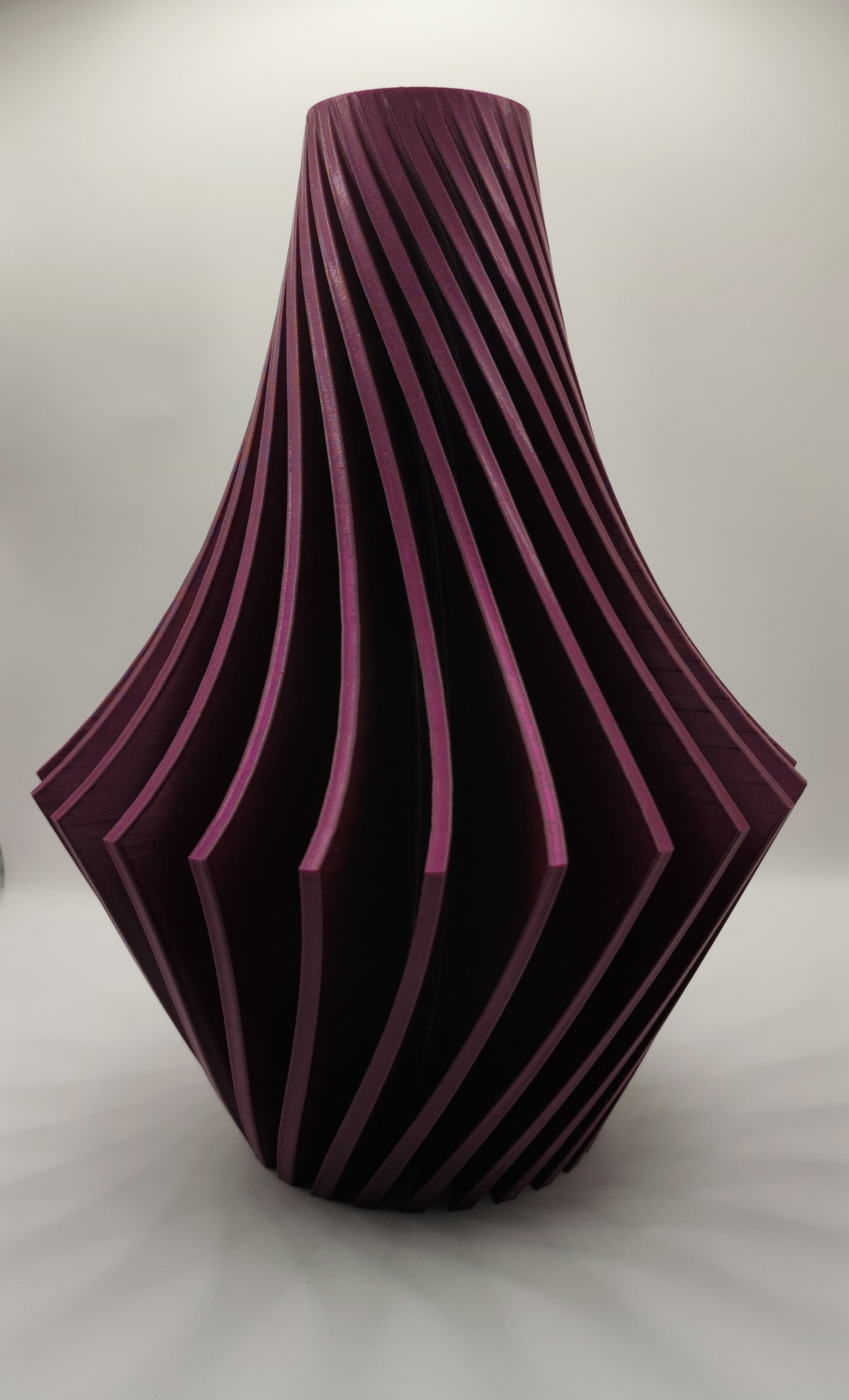 Vase „Vamio“ – Dynamik in Design gegossen