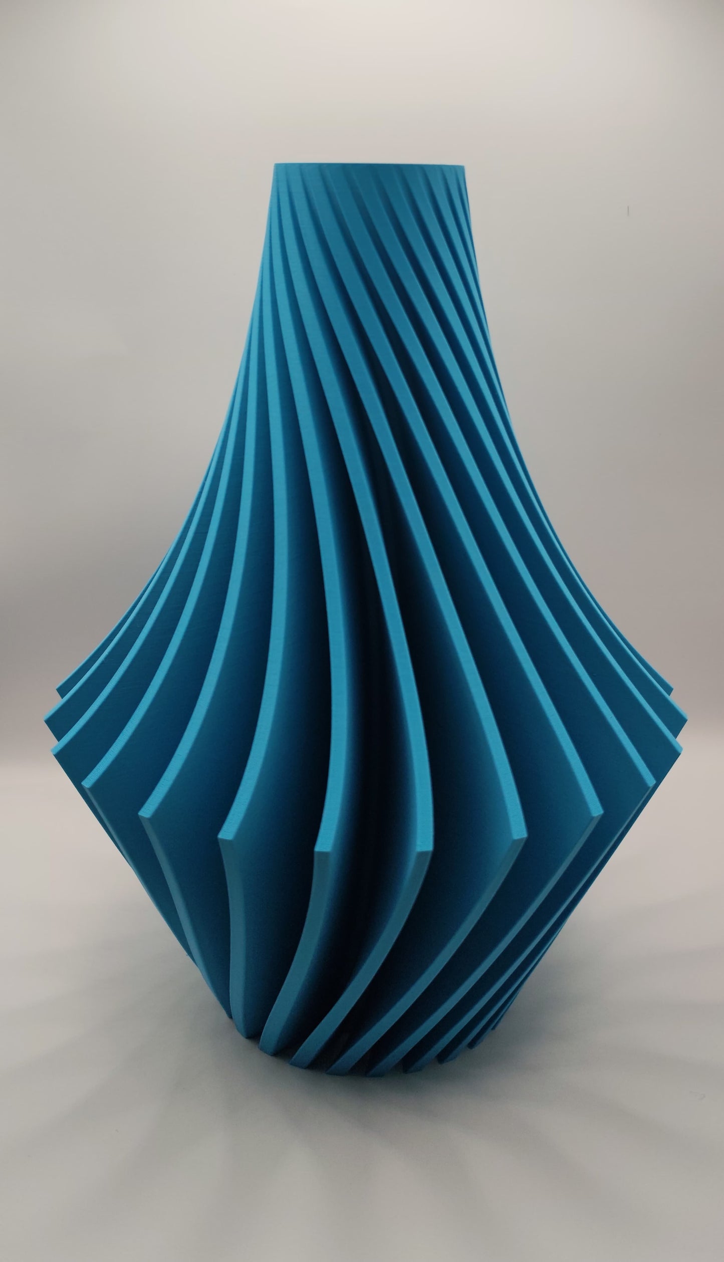 Vase „Vamio“ – Dynamik in Design gegossen