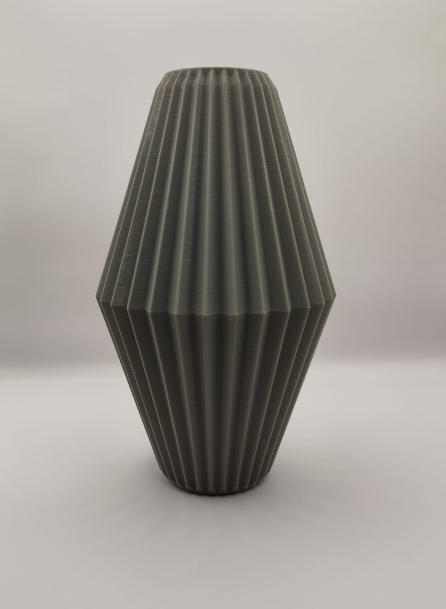 Vase „Hivara“ – Geometrische Eleganz in ihrer klarsten Form