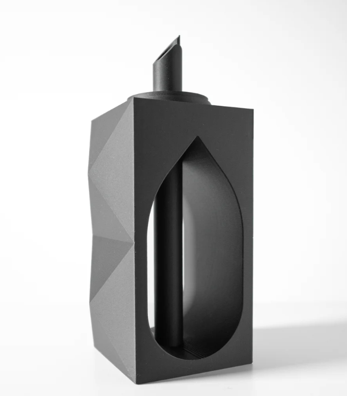 Vase „Lati-Vase“ – Architektonische Klarheit trifft auf moderne Kunst