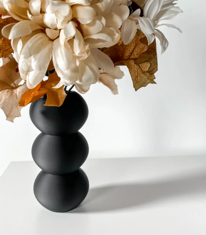 Vase „Orbos“ – Skulpturale Balance mit weicher Stärke