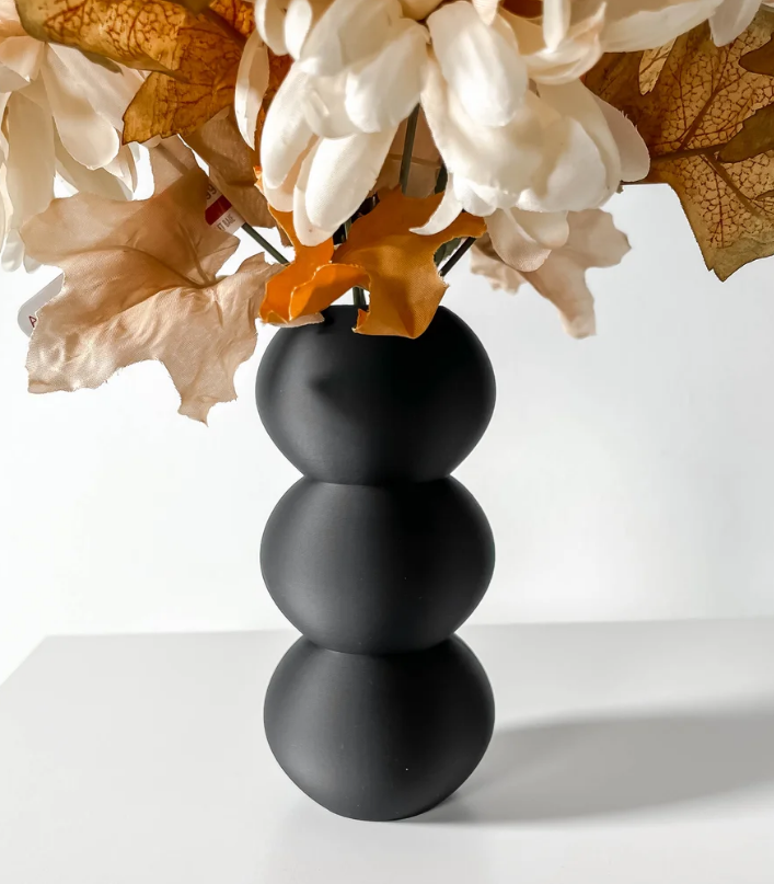 Vase „Orbos“ – Skulpturale Balance mit weicher Stärke