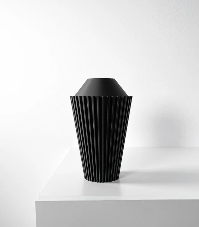 Vase „Riveno“ – Zeitlos klar. Modern gerillt.
