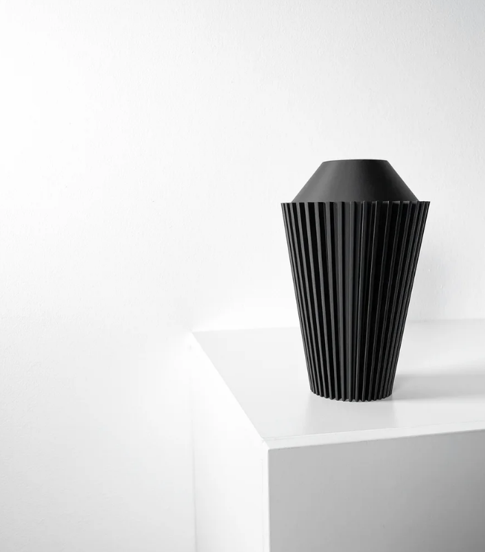 Vase „Riveno“ – Zeitlos klar. Modern gerillt.