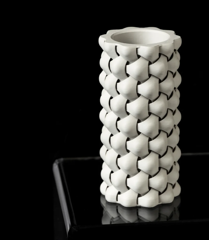 Vase "Tri-Weave Flower Vase" – Geometrie trifft Eleganz