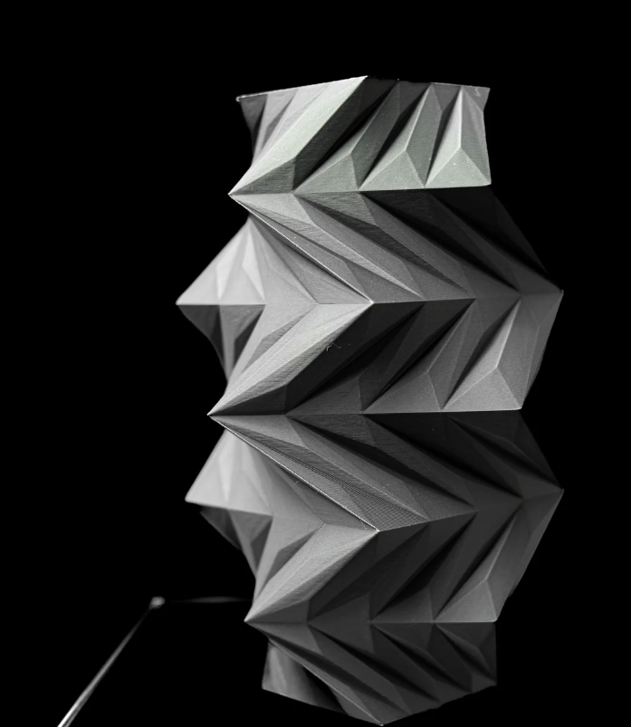 Vase „Twis Flower Vase" – Skulpturale Bewegung