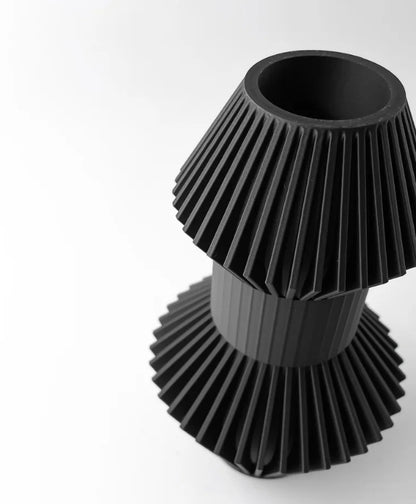 Vase „Anter“ – Skulpturales Design trifft auf grafische Klarheit