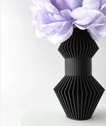 Vase „Anter“ – Skulpturales Design trifft auf grafische Klarheit
