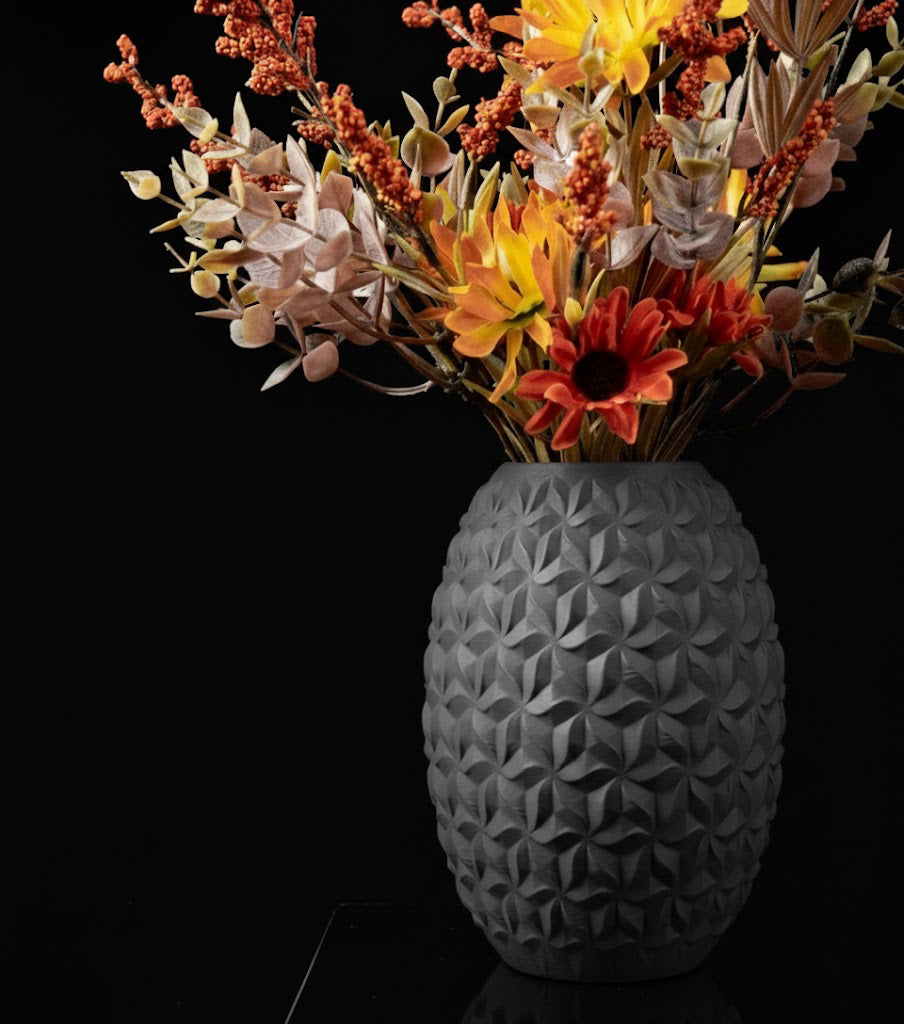 Vase „Distar Flower Vase" – Geometrische Harmonie