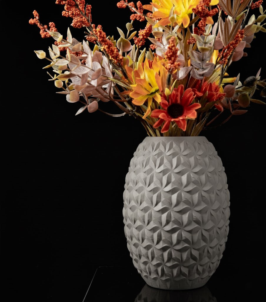 Vase „Distar Flower Vase" – Geometrische Harmonie