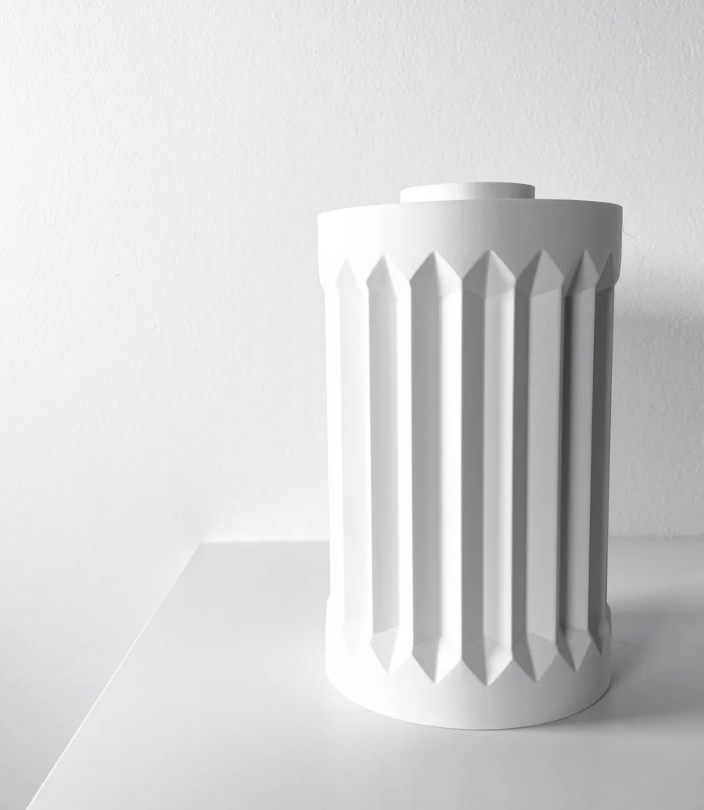 Vase „Draxi“ – Säulenhaft. Stark. Stilvoll.