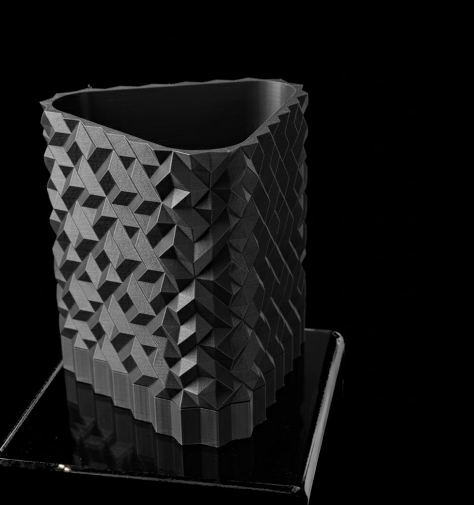 Cobble Pflanztopf 02 – Skulpturales Design mit urbanem Flair