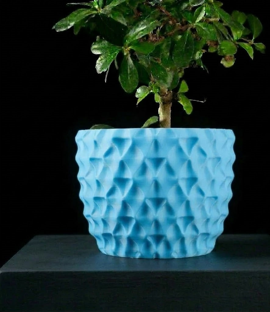 Tri-Wave Pflanztopf – Organische Wellen im futuristischen 3D-Look