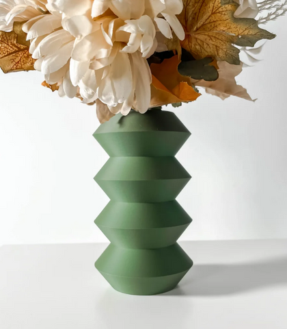 Vase „Huso“ – Geometrie in Bewegung