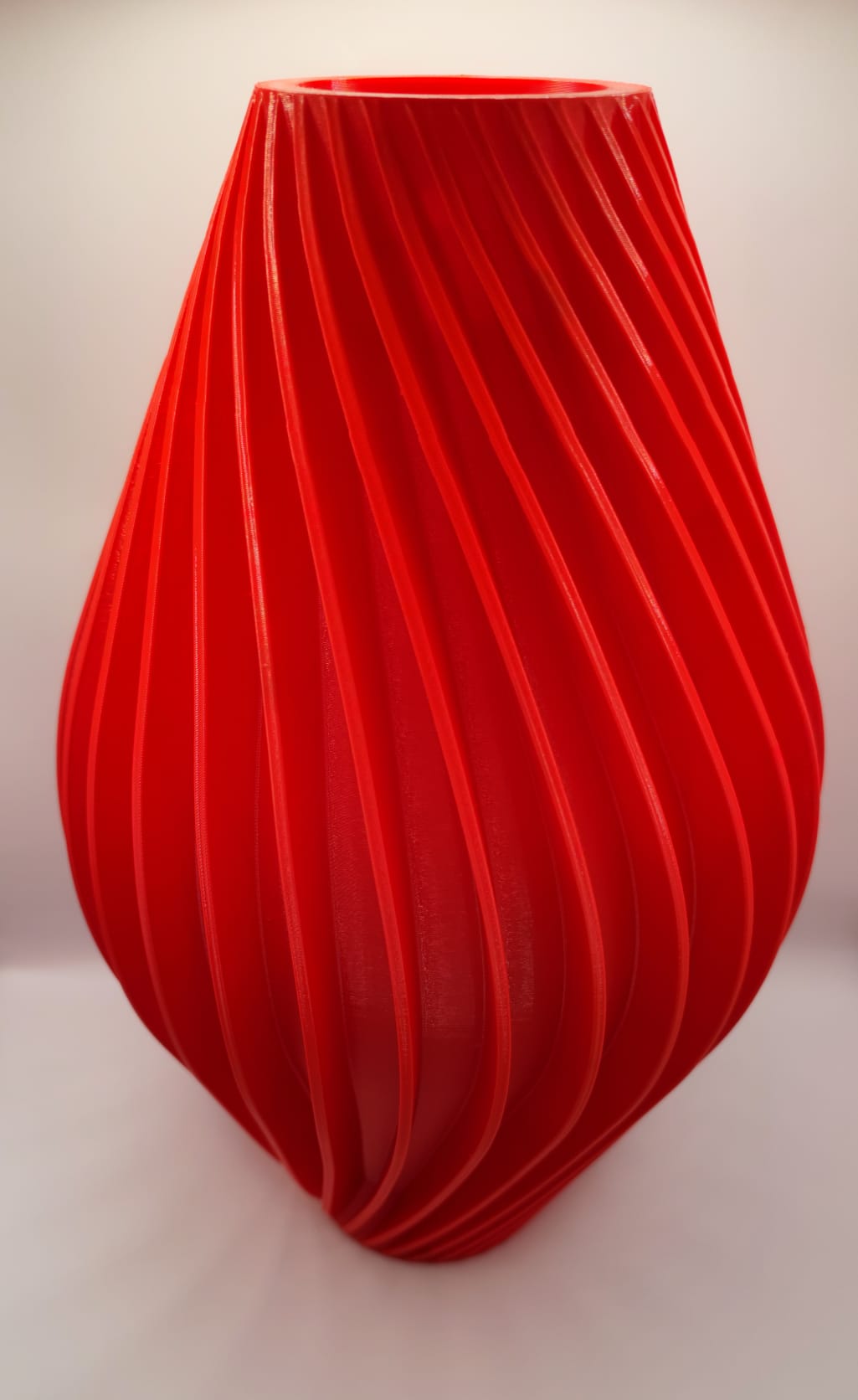 Vase „Vati-Vase“ – Organische Bewegung in skulpturalem Design
