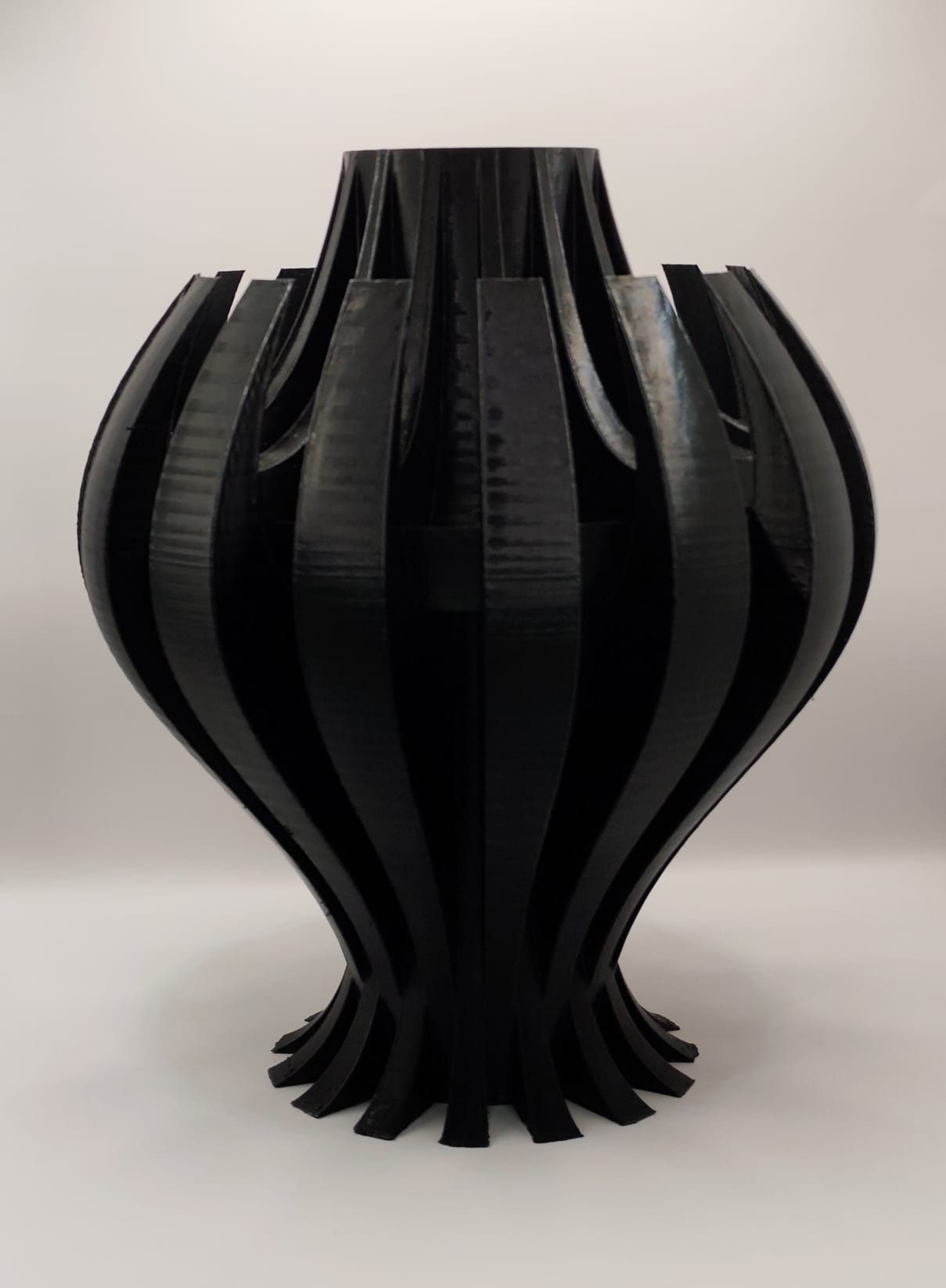 Vase „Nemesis“ – Organische Dynamik in skulpturaler Form