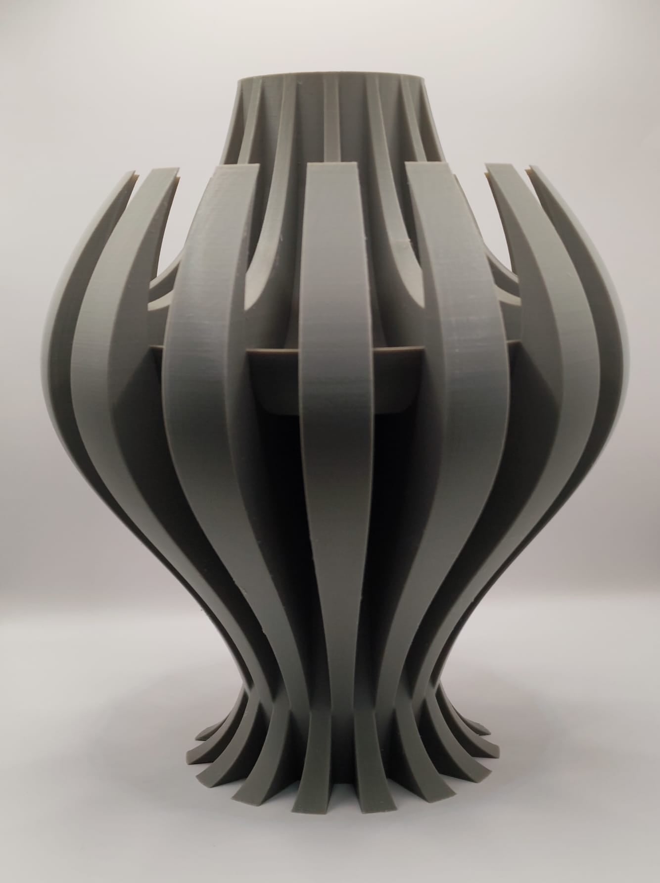 Vase „Nemesis“ – Organische Dynamik in skulpturaler Form