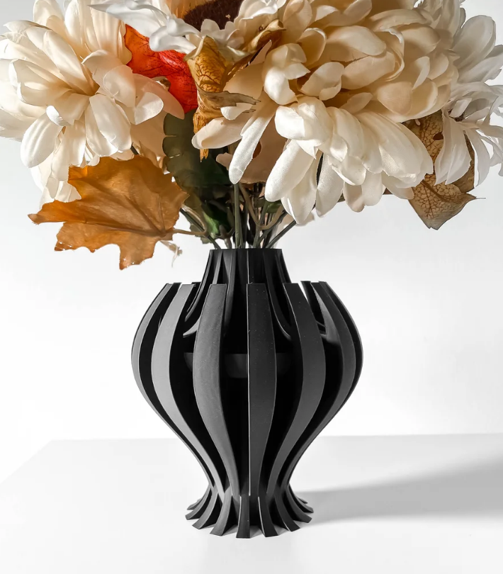 Vase „Nemesis“ – Organische Dynamik in skulpturaler Form
