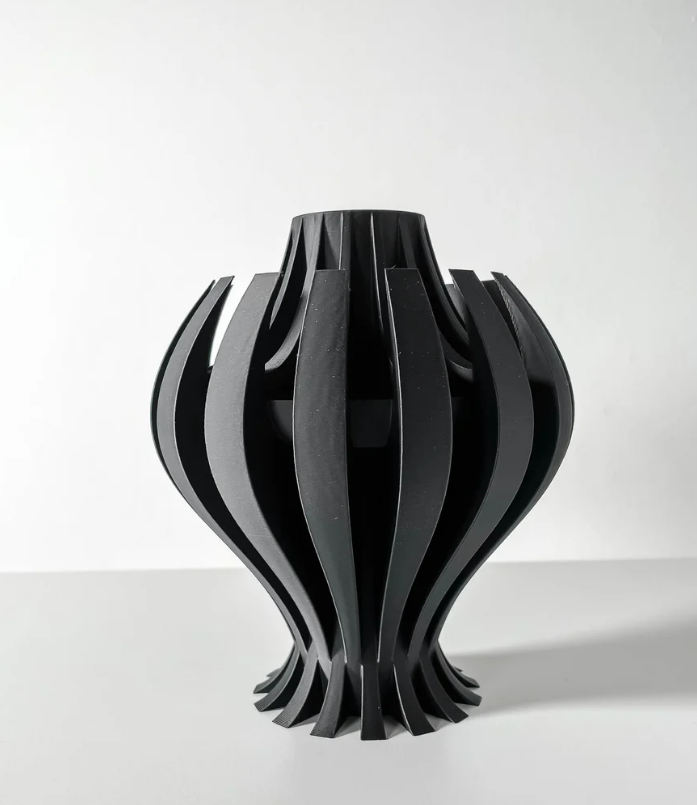 Vase „Nemesis“ – Organische Dynamik in skulpturaler Form