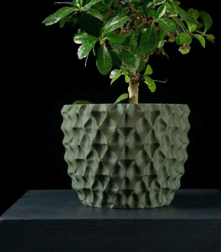 Tri-Wave Pflanztopf – Organische Wellen im futuristischen 3D-Look