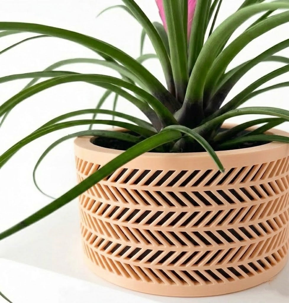 Quen Pflanztopf – Zeitloser 3D-Pflanztopf mit markanter Chevron-Struktur