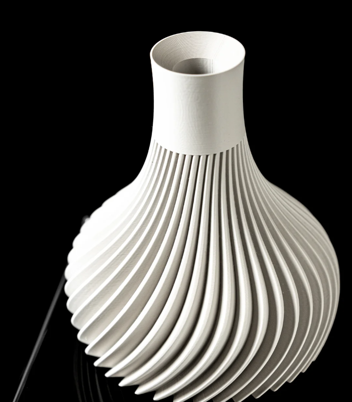 Vase „Ridged Flower Vase“ – Minimalismus mit Dynamik