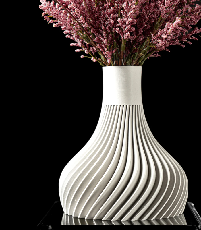 Vase „Ridged Flower Vase“ – Minimalismus mit Dynamik