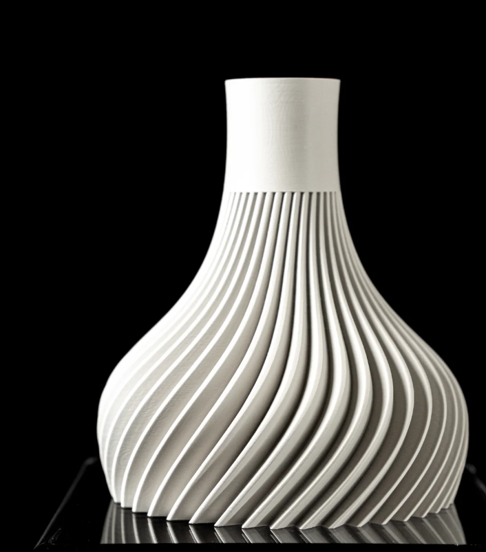 Vase „Ridged Flower Vase“ – Minimalismus mit Dynamik