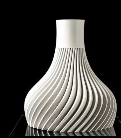 Vase „Ridged Flower Vase“ – Minimalismus mit Dynamik
