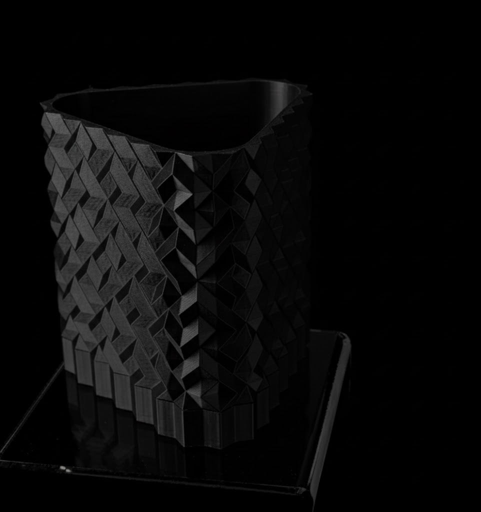 Cobble Pflanztopf 02 – Skulpturales Design mit urbanem Flair