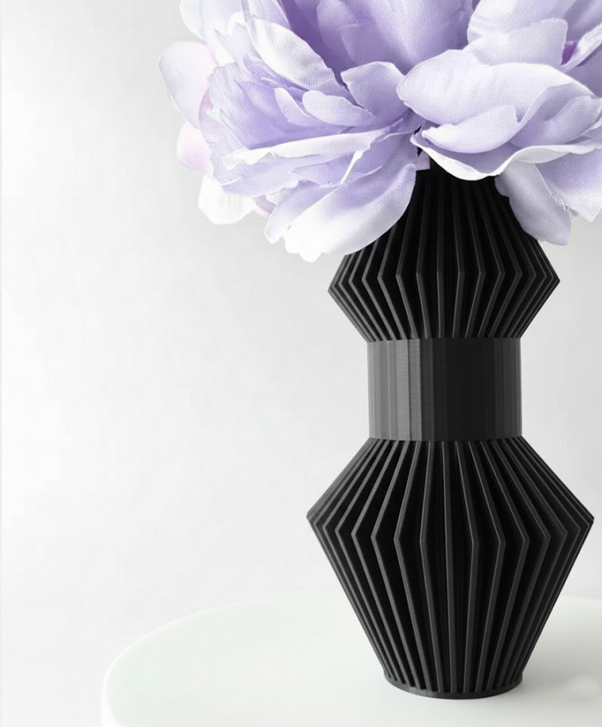 Vase „Anter“ – Skulpturales Design trifft auf grafische Klarheit