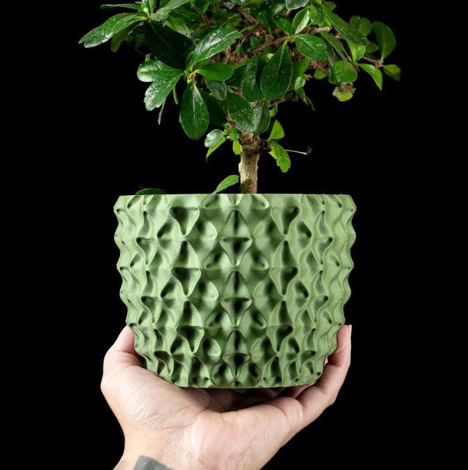 Tri-Wave Pflanztopf – Organische Wellen im futuristischen 3D-Look