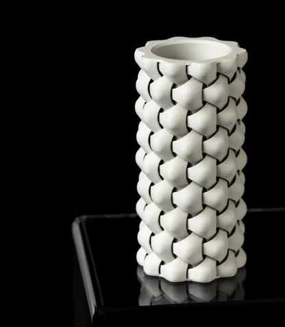 Vase "Tri-Weave Flower Vase" – Geometrie trifft Eleganz