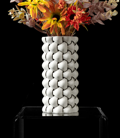 Vase "Tri-Weave Flower Vase" – Geometrie trifft Eleganz