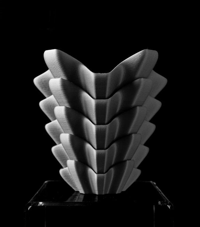 Vase „Trilo Flower Vase“ – Skulpturale Form trifft Funktionalität