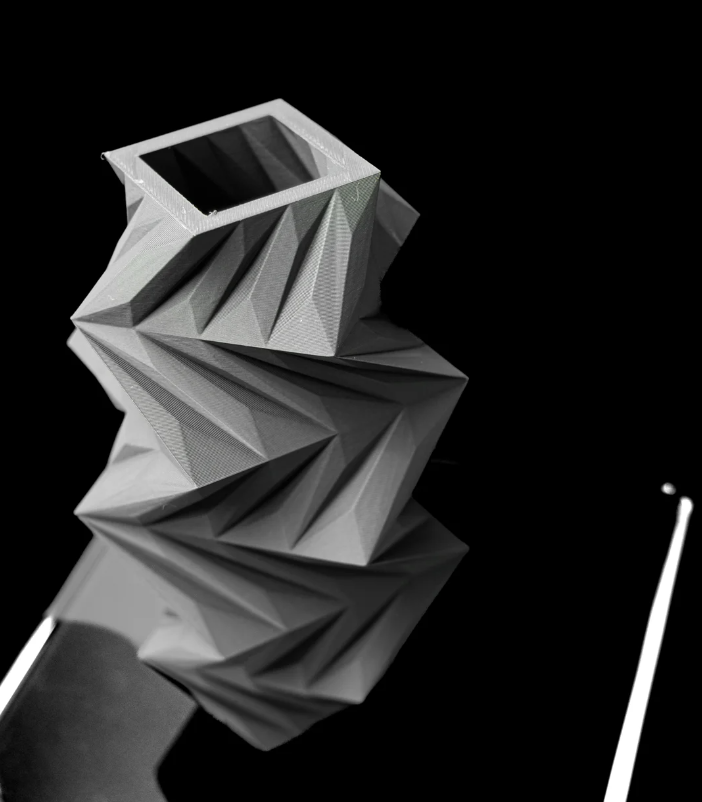 Vase „Twis Flower Vase" – Skulpturale Bewegung