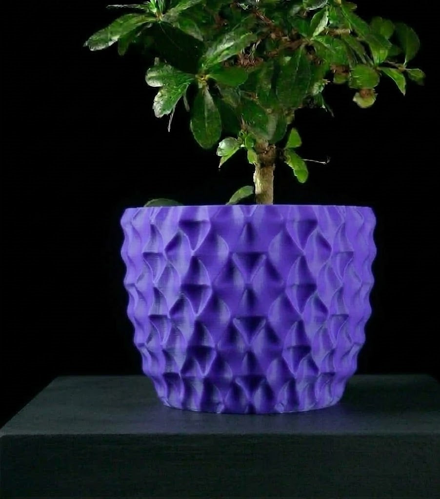 Tri-Wave Pflanztopf – Organische Wellen im futuristischen 3D-Look
