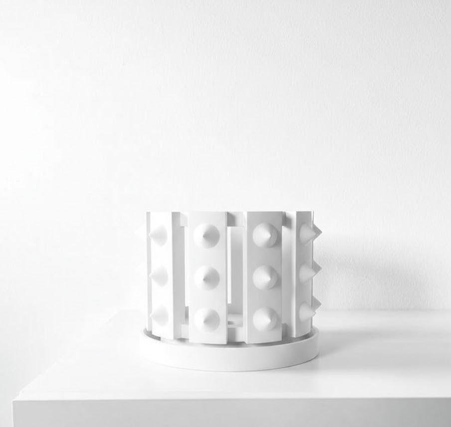 Irvox Pflanztopf – Unkonventioneller 3D-Orchideentopf mit markanter Noppenstruktur und Abtropfschale