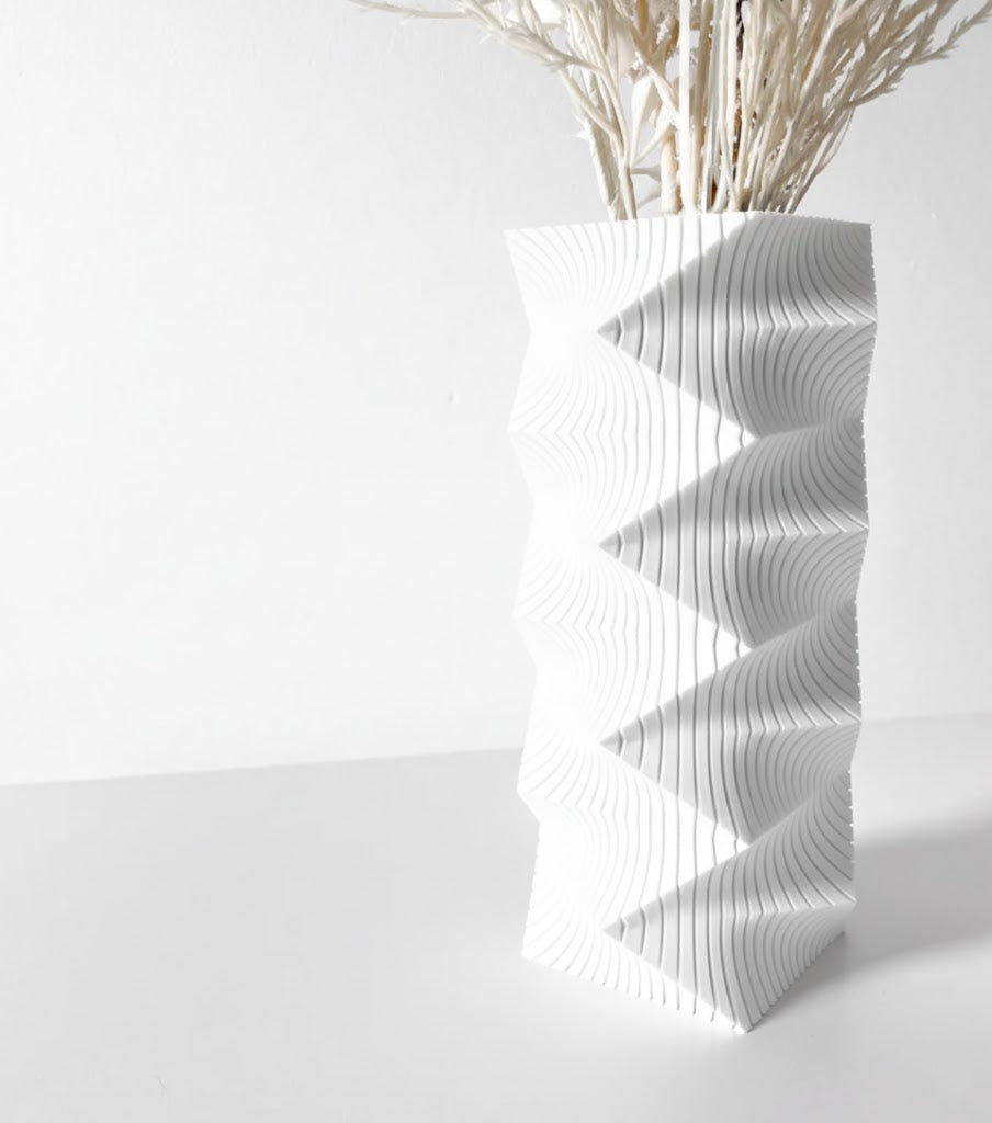 Vase „Anio-Vase“ – Ein Spiel aus Linien und Dynamik