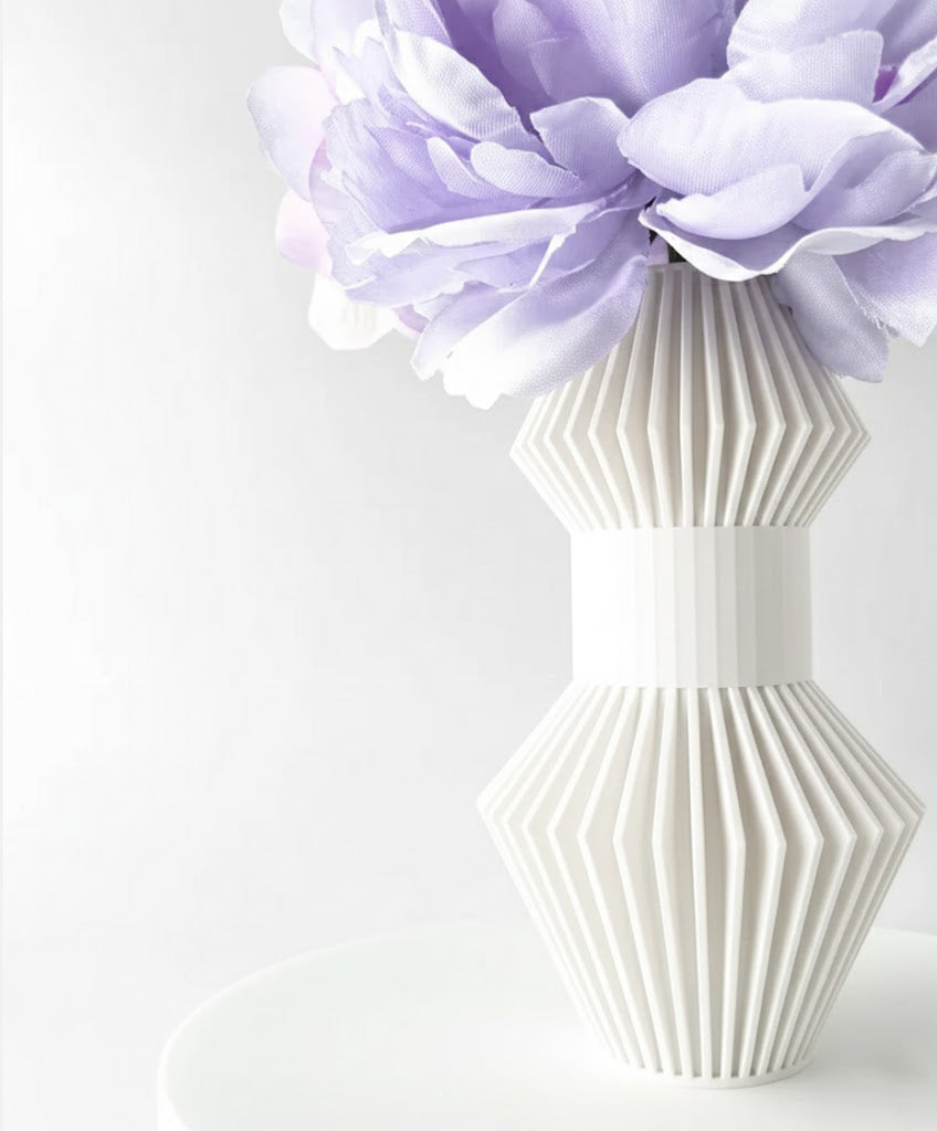 Vase „Anter“ – Skulpturales Design trifft auf grafische Klarheit