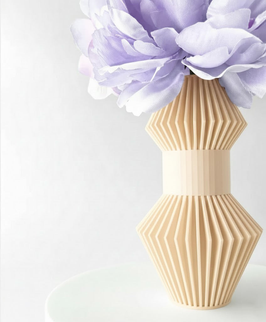 Vase „Anter“ – Skulpturales Design trifft auf grafische Klarheit