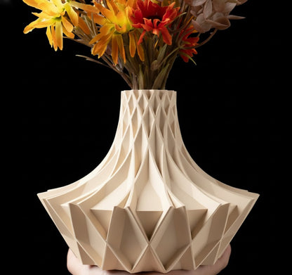 Vase „Arkan-Kurzvase“ – Facettenreich und markant