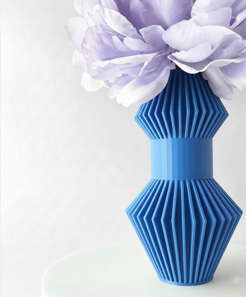 Vase „Anter“ – Skulpturales Design trifft auf grafische Klarheit