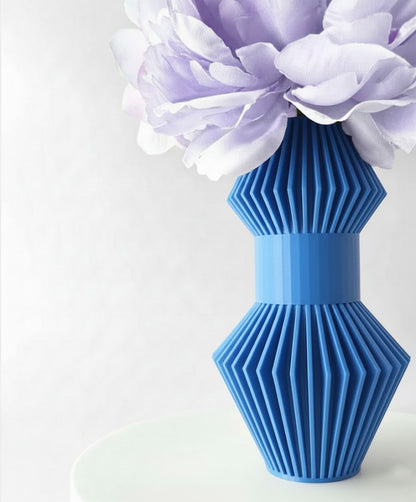 Vase „Anter“ – Skulpturales Design trifft auf grafische Klarheit